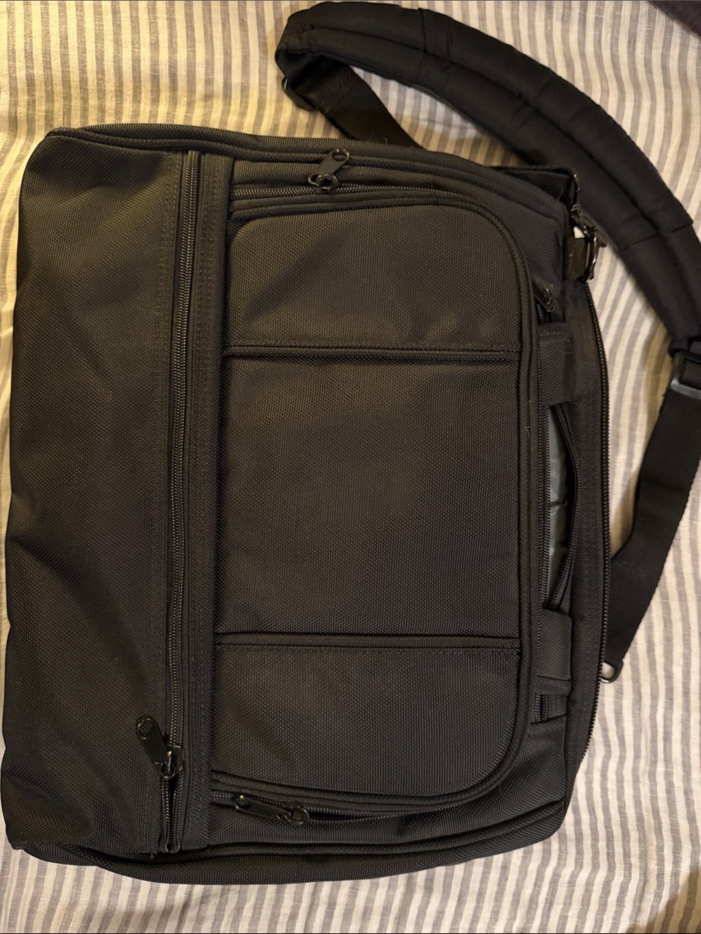 Brenthaven Sleek Black Laptop Briefcase with Padded Shoulder Strap - Picture 7 of 7